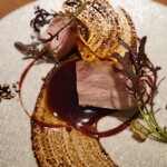 白土 - 付け合わせはルタバガ（スウェーデン蕪）と赤からし水菜。