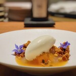 白土 - クインシーメロン、レモンバームの香りを移したジュレ、パッションフルーツ、クランブル、カルヴァドスとクリームチーズのアイス、ボリジン