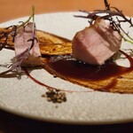 白土 - じゅわじゅわと肉汁があり、お肉の甘味と旨味を感じる美味しい米澤豚です。