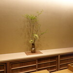 すし処 睦月 - カウンター奥の生け花もかっこいい！