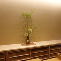 すし処 睦月 - カウンター奥の生け花もかっこいい！