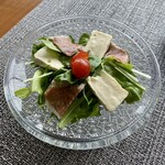 日本食 雅庭 - 鉄板ランチ 生ハムとカマンベールチーズのサラダ