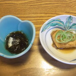 小次郎寿司 - もずくの酢の物、ヒラスの煮つけ