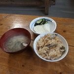 中西かき焼 - セットについている牡蠣ごはんと味噌汁