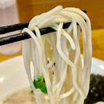 らーめん 雅ノ屋 - 中細のストレート麺　案外スープに絡んでするする食べやすい　硬めに茹で上がってます