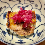 とり茶太郎 - 比内地鶏のモモ肉の糠漬け焼きに鮮やかな紅くるり大根の擂り下ろしが乗っていますし