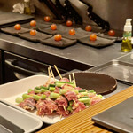 とり茶太郎 - 今日も満席　次々と提供される皿が用意されます　金柑の燻製を並べるときれいですね