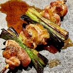 とり茶太郎 - 葉にんにくを間に挟んで焼いた名古屋コーチンのはらみです