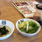 Gyuu kaku - ワカメスープとサラダ