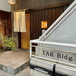 とり茶太郎 - 店が入っている建物はTAKビルといいます