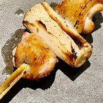 とり茶太郎 - ホロホロ鳥のモモ肉のねぎま　強火でしっかり火入れして葱が焦げたところで完成