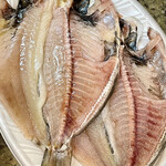 カネヒデ小林商店 - ぴっかぴかの鯵が鮮度の良さを物語ります