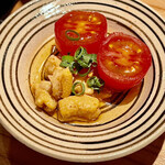 とり茶太郎 - 比内地鶏のムネ筋と小粒のアイコトマトの三杯酢　このムネ筋が噛めば噛むほど旨いんです