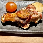 とり茶太郎 - 比内地鶏の手羽中と燻製した金柑＆スカモルツァチーズ　これも茶太郎の定番です