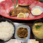 かど新 - 焼魚定食(鮪のカマ焼き、ご飯少なめ)_¥930