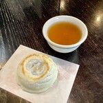 甘木屋 - 単品の梅ヶ枝餅(130円/税込)とサービスの温かいお茶