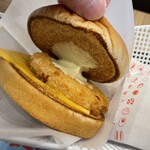 LOTTERIA - チキンチーズバーガーのソースと、パリッと焼けたバンズ