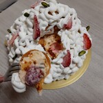 手作りマフィン レフィーユ - プチシューの中にはラズベリー。キャラメルクリームとキャラメリゼかと思ったらアーモンドヌガーだそうです。