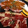神田 炎蔵 - ダブルカルビランチお肉大盛り(手前が牛カルビ、奥が豚カルビ)