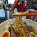 麺屋 一八 - 混ぜる前に麺リフト