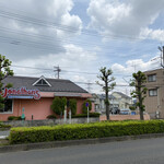 Ramen Shoujiki Mon - お店の対面のジョナサンの隣の空き地に2台分の駐車場