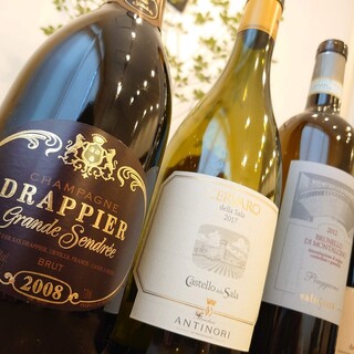 オーナーシェフがクラシックからモダン、自然派ワインまで厳選