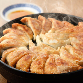「外はカリッ♪中はジューシー◎」名物【鉄鍋餃子】