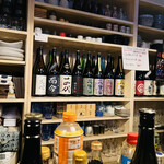 酒バー 月之舟入 - ◎カウンターには人気の日本酒がずらりと並ぶ。