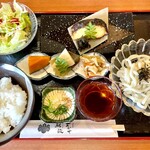 あだち - 以前にいただいたランチの彩り魚御膳   1430円。焼き魚、小鉢3種、サラダ、うどん、スペシャルデザート、コーヒー付き！