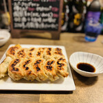 酒バー 月之舟入 - ◎女将さんがカウンターの目の前で、餃子の皮に餡を包み焼いてくれた。愛情がこもっていて美味かった❗️