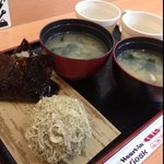 むすび - 岩海苔ととろろ。
      味噌汁