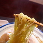 烈志笑魚油 麺香房 三く - 麺は縮れ麺です