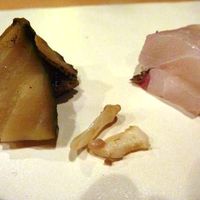 鮨 よし田 - 鮑・鯛・・鮑は少し硬いかな。鯛は熟成度がよく美味しいですね。 
                  主人には「鯖」が出されましたが、普通だそうです。 
