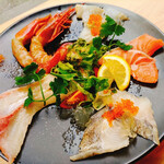 魚とチーズとワインバル ウオチ - ⭐カルパッチョ️盛り合わせ,
      （ブリ/ サーモン/ ワインでマリネした赤エビ/　大分県産太刀魚　と　ヒラメの上に白ワインのジュレとトビコ）