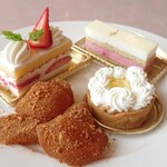 ブッフェレストラン トップ オブ ミヤコ - 左上から時計まわりに苺のショート、コートダジュール、タルトレットシトロン、わらび餅