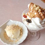 ブッフェレストラン トップ オブ ミヤコ - バニラアイスにきなこトッピング、ソフトクリームは底にコーンフレーク、キャラメルソース(固まるやつ)にフルグラトッピング