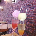 魚とチーズとワインバル ウオチ - 綿菓子が上にのってるシュワシュのワインカクテル
      可愛いくて飲みやすくて美味しい❤️.
      （ノンアルでも作ってもらえるよ）.