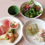 ブッフェレストラン トップ オブ ミヤコ - 魚料理は2種類:刺身(カツオ、ビンチョウマグロ)、アクアパッツァ、生ハムカプレーゼ、刺身こんにゃく、さつまいもの白和え？みたいなの、サラダ