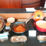 ブッフェレストラン トップ オブ ミヤコ - ベーコンと玉ねぎのトマトソーススパゲッティー、じゃがいもスープ(この2種類も未食)