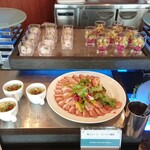 ブッフェレストラン トップ オブ ミヤコ - 左上:いかと十五穀米のサラダ仕立て梅風味、タコとジャガイモのジェノバソースあえ、左下:冷製ミンチ肉のまぜ麺、鴨スモークシェリー風味