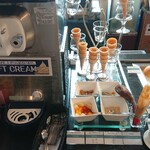 ブッフェレストラン トップ オブ ミヤコ - ソフトクリームコーナー:ソース3種類(チョコ、キャラメル、黒蜜)、トッピング4種類(コーンフレーク、きなこ、フレグラ、フルーツミックス、トッピングの黒豆もなくなりこれもガッカリ
