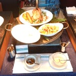 ブッフェレストラン トップ オブ ミヤコ - ローストチキン:白とびしてカットしてるチキンが写ってない(><)、付け合わせ野菜、粒マスタード、チリマヨソース(辛さはあまりないので食べれた)