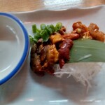 立呑み 晩杯屋 - 生ウニ　少し食べている