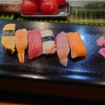 ひろ寿司 - 玉子、海老、鮪、蛸、ツバス、サーモンとなる