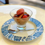 ビストロ・カフェ・ド・パリ - チョコレートムース＠のっているマカロンとドライフルーツが嬉しい
