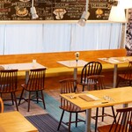 キッチンミルポワ - 片側ソファー席あり。ディナータイムは特に席間を広くゆったりとお過ごしいただけます