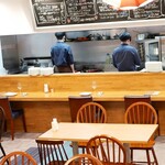 キッチンミルポワ - オープンキッチン。オーダー毎に調理を行う為、音も楽しみのひとつ