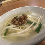 Shintaipei - 担仔麺150円。スープは台湾的な香辛料の香りもあっていい感じ。でも麺がイマイチ。