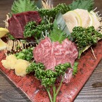 夜景が見える 全品2,000円 食べ飲み放題 はなこま - 馬刺し三種盛り　¥1980(税抜)