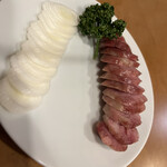 Shintaipei - 香腸600円。腸詰？ネギと組み合わせてタレをつけると美味い